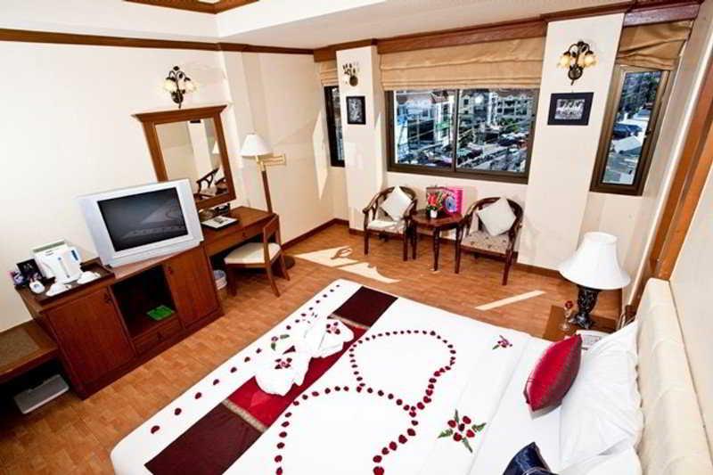 Tiger Inn Patong Luaran gambar